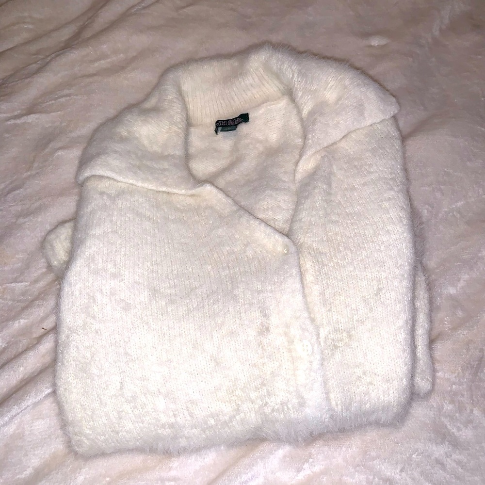 Women’s Fuzzy white sweater